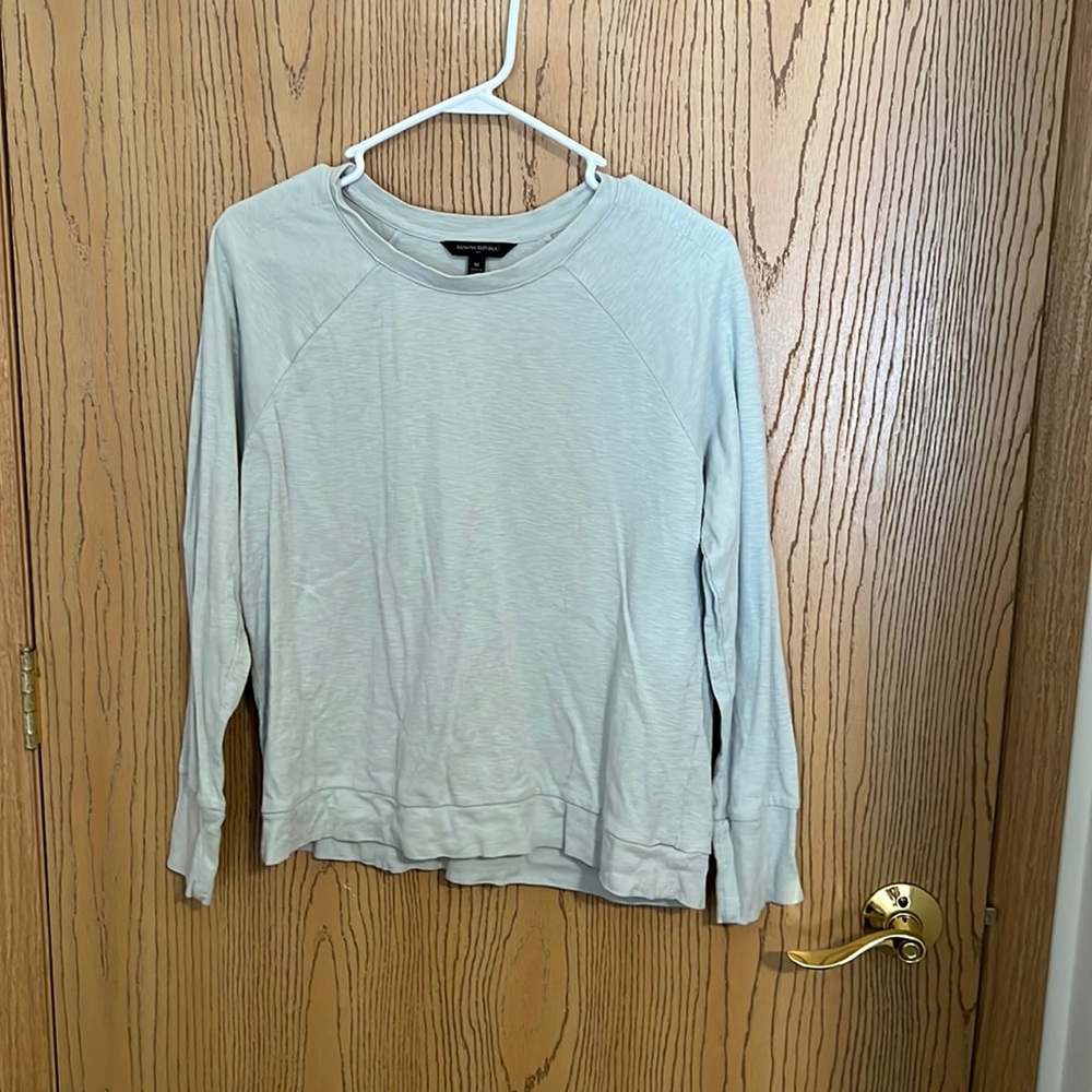 Banana Republic Women’s Light Green Long-Sleeve Crewneck Tee Medium